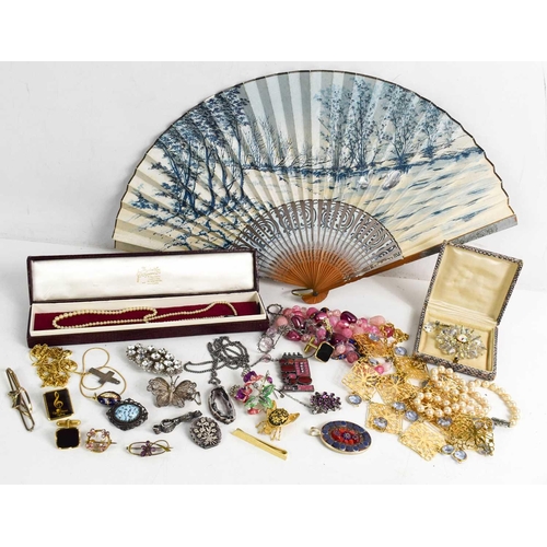 113 - A group of jewellery to include a rolled gold & amethyst set vintage brooch centred by a flowerhead,... 