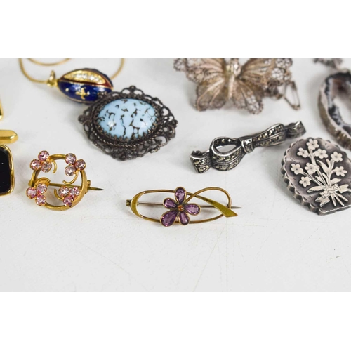 113 - A group of jewellery to include a rolled gold & amethyst set vintage brooch centred by a flowerhead,... 