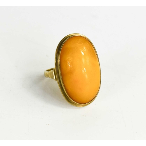 121 - An 8ct gold and butterscotch amber cabochon ring, marked 333 alongside maker AK, size K, 5.3g.