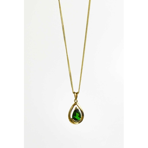 138 - A 9ct gold and green topaz set pendant necklace, of pear form, 3.59g.