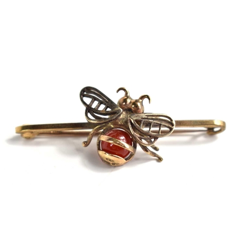 170 - A 9ct gold and carnelian bee bar brooch, hallmarked for Cropp & Farr, 5g.