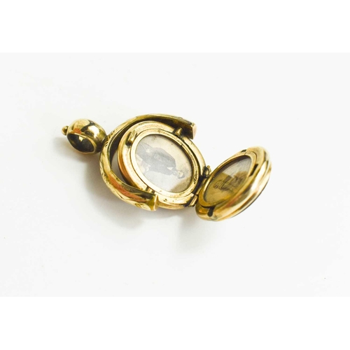 180 - A gold, agate and sardonyx locket, of swivel form, 7.89g.