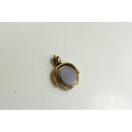 180 - A gold, agate and sardonyx locket, of swivel form, 7.89g.