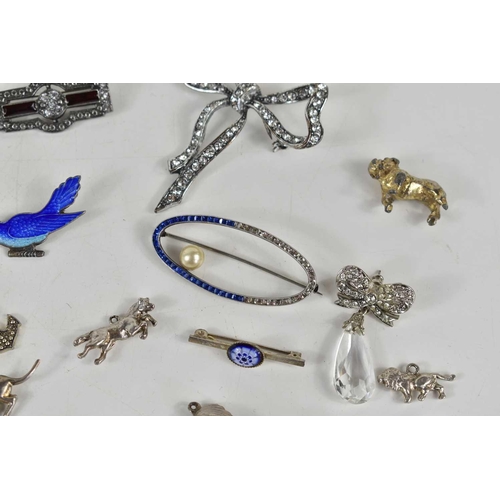 200 - A group of silver an dress jewellery to include a Knoll and Pregizer 935 silver brooch set with imit... 