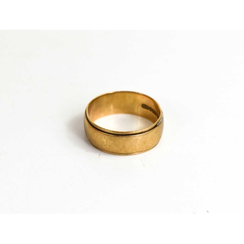 205 - A 9ct gold wedding band, size O/P, 4.05g.