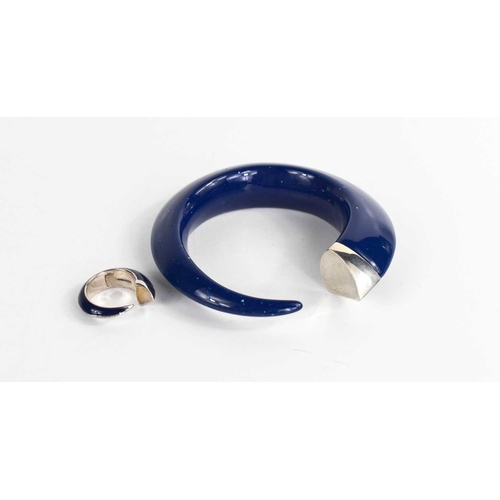 210 - A Shaun Leane Sabre Solis sterling silver and blue atlantic ceramic cuff, the solid Sabre silhouette... 