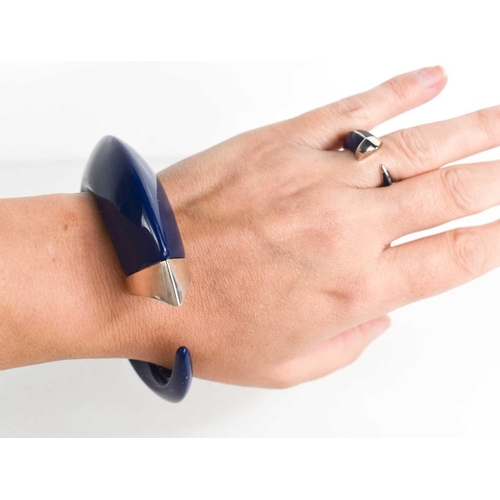 210 - A Shaun Leane Sabre Solis sterling silver and blue atlantic ceramic cuff, the solid Sabre silhouette... 