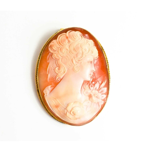 216 - A 14ct gold cameo brooch / pendant, carved in detail to depict a female profile portrait and flowers... 