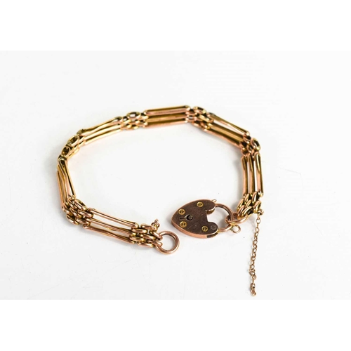 241 - A 9ct rose gold gate link bracelet with a 9ct gold heart form lock / clasp, 9g.