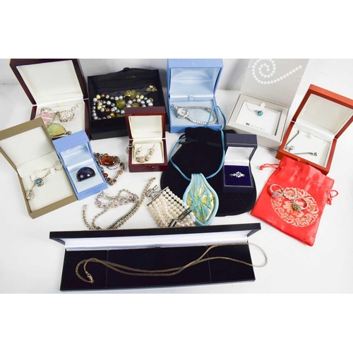 249 - A selection of jewellery to include Honora pearl necklace with 14k gold clasp, a Honora single pearl... 