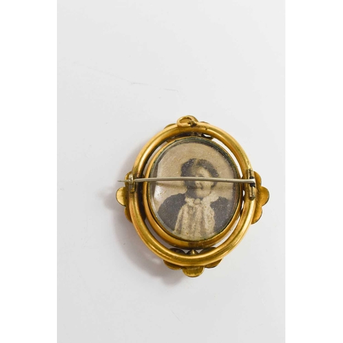 254 - A Victorian pinchbeck cameo mourning brooch / pendant, the cameo carved to depict the three graces, ... 