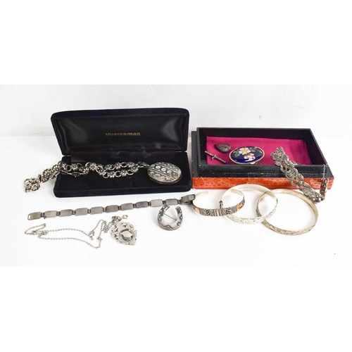 281 - A selection of jewellery to include three silver bangles, a silver shield form pendant necklace, a b... 