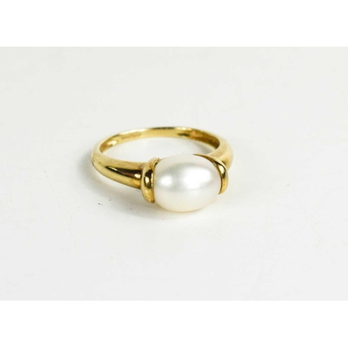 289 - A 9ct gold and single pearl ring, size R, 2.9g.