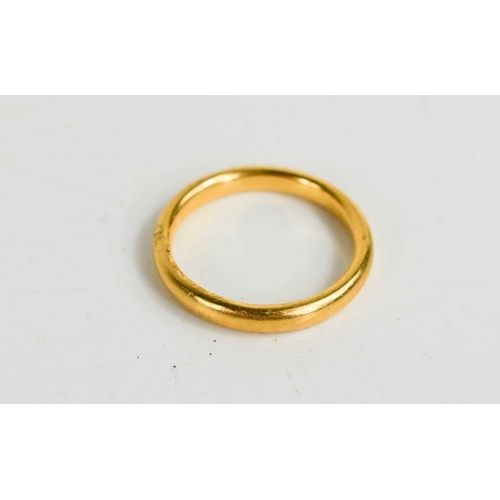 331 - A 22ct gold wedding band, size O, 4.78g.