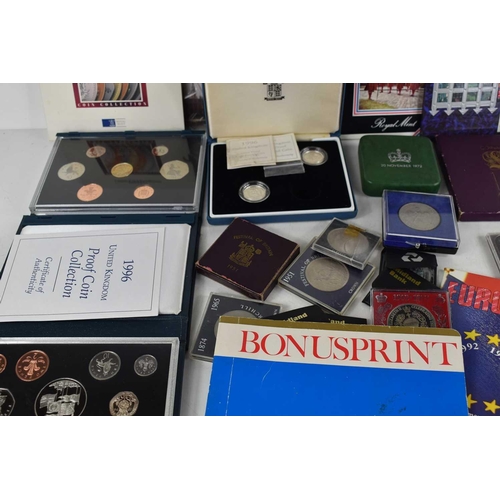 106 - A quantity of GB commemorative coins to include a Royal Mint 1991 and 1996 proof coin set, silver pr... 