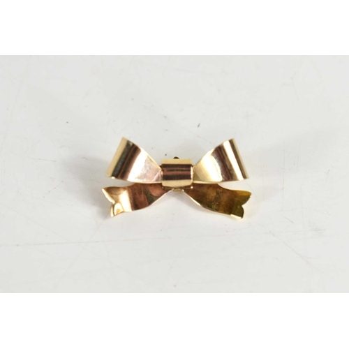 147 - A 9ct gold brooch of ribbon form. 2.6g.