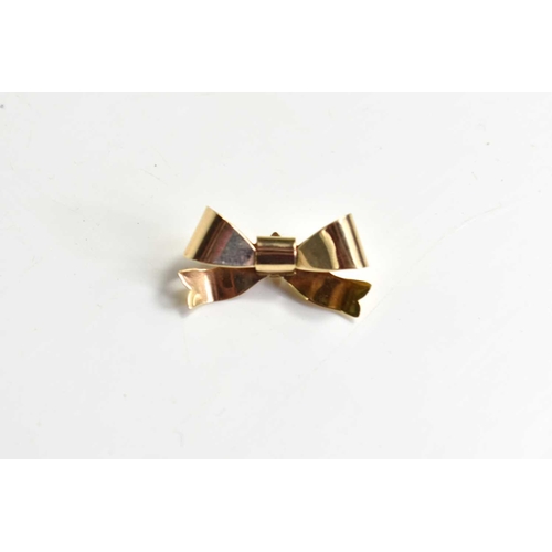 147 - A 9ct gold brooch of ribbon form. 2.6g.