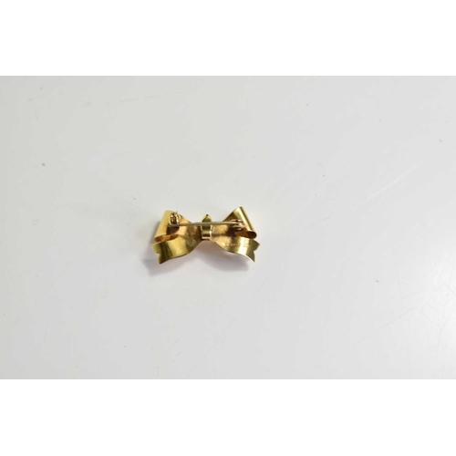 147 - A 9ct gold brooch of ribbon form. 2.6g.