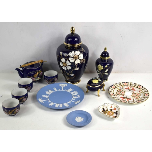 196 - A selection of porcelain to include Royal Crown Derby heart form pin dish, Aynsley plate, two pieces... 