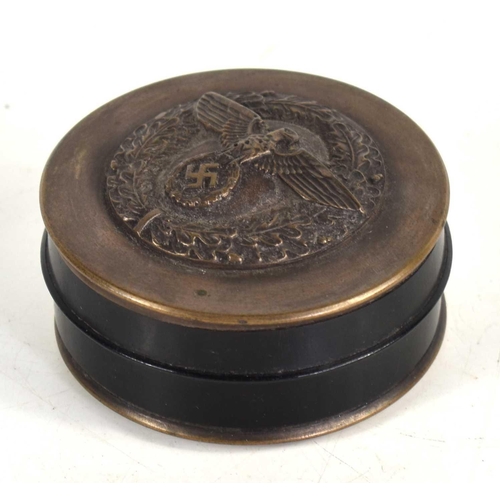 317 - A German snuff box, the removable screw lid relief decorated with eagle emblem.