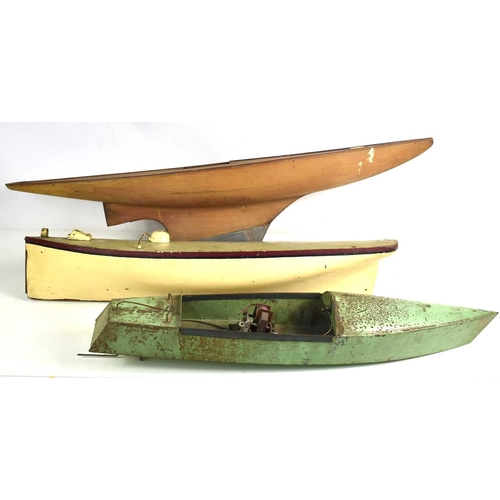 348 - A group of two vintage wooden pond yachts, one having brass keel plate, together with a tin plate ex... 