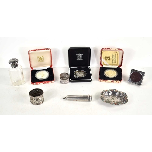 41 - A group of silver to include a cheroot holder, trinket dish, miniature photo frame, silver topped bo... 