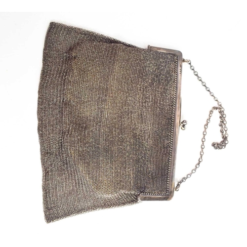 49 - A silver chainmail evening bag, with leather lining and chain strap, 7.5toz.