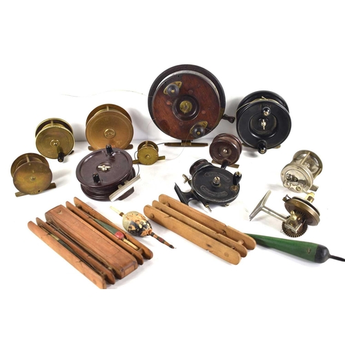 490 - A group of vintage fishing reels and floats to include Allcock Stanley, Allcock Aerialite, brass fly... 