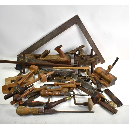 493 - A group of vintage woodworking tools to include wood planes, a Stanley No78 rebate plane, spoke shav... 