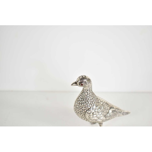 50 - A silver pepper pot in the form of a partridge with screw fitted tail, Spanish 915 purity marks to u... 