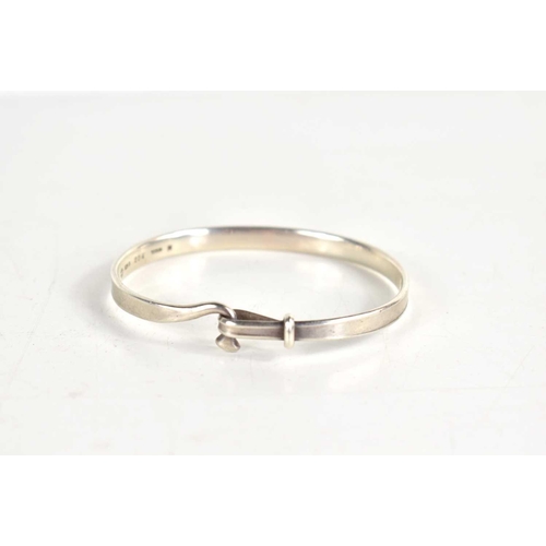 152 - Georg Jensen. A sterling silver bangle, designed by Vivianna Torun Bülow-Hübe, with hook clasp centr... 