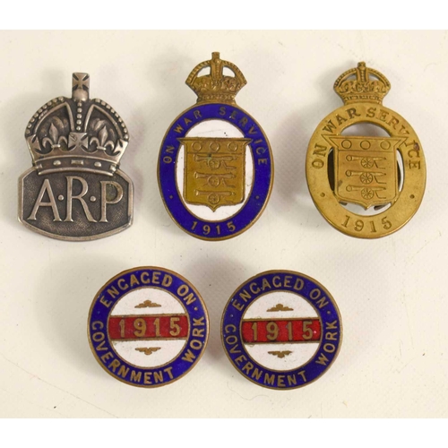 131 - Two WWI 'Engaged on Government Work 1915' enamel badges together with 'On War Service 1915' badges a... 