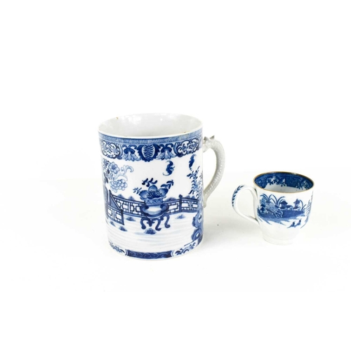 190 - A 19th century Qing Dynasty Chinese blue & white tankard, with handle modelled as a dragon head, the... 