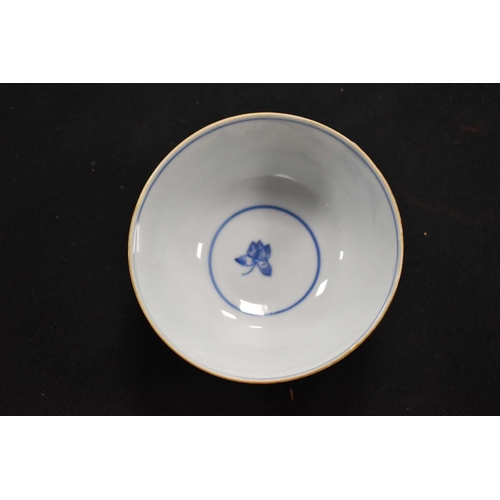 250 - An 18th century Kangxi Chinese blue and white tea bowl decorated with flowers and a butterfly, 10cm.... 