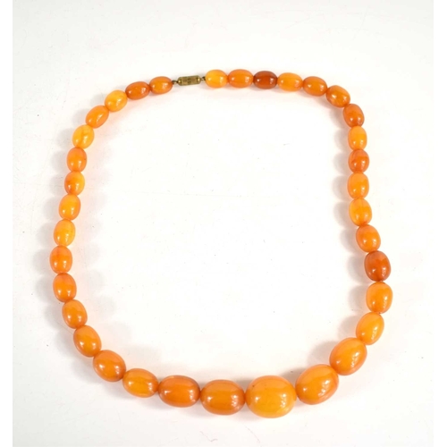 334 - A vintage butterscotch amber graduated beaded necklace, with screw clasp, 45g.