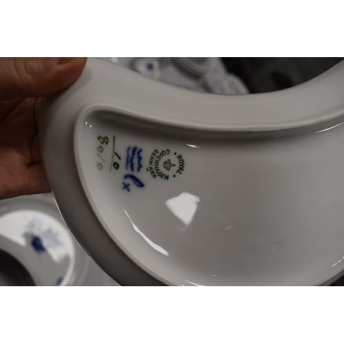 294 - A Royal Copenhagen 107 piece part dinner service in the 