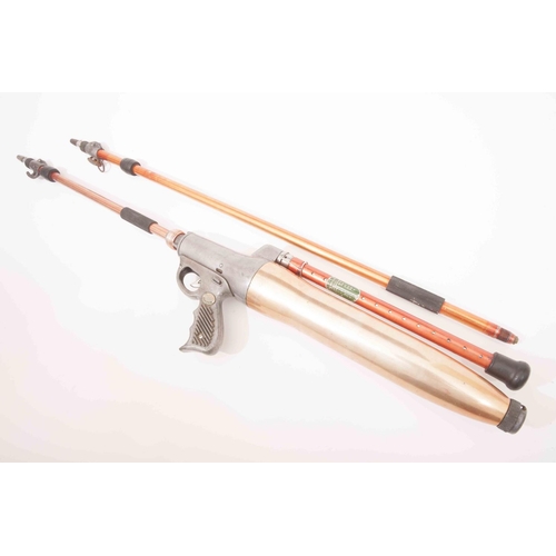 371 - A scarce Alcedo Hydra speargun with spare barrel and spear shafts
