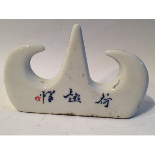 231 - chinese ceramic measures 16cm long