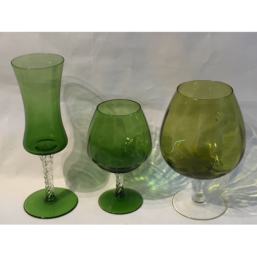 242 - 3 Large vintage Glasses