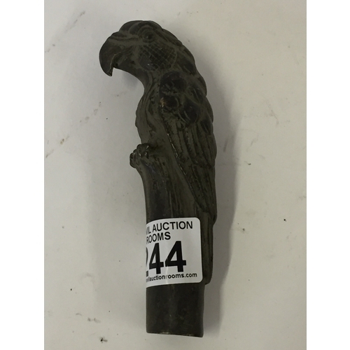 244 - Bronze walking stick top in the form of a parrot measures 13cm