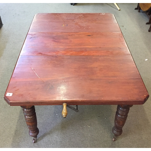 50 - Extendable Pine Table. Measures 146 x 103 x 71 cm UNEXTENDED