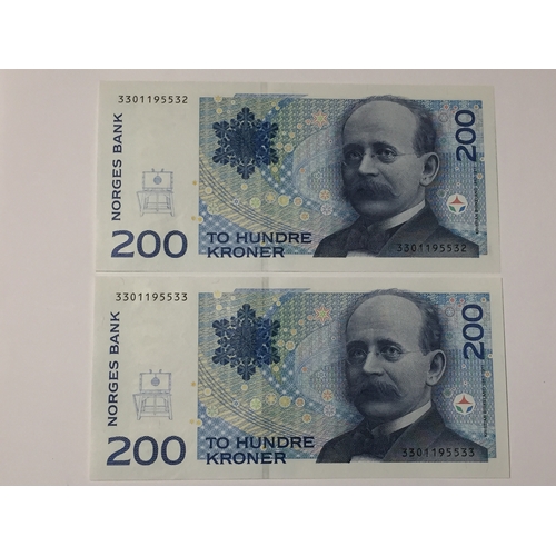 150 - 2 X Norway Norges Bank Consecutive 200 Kroner Notes Both 1994 In Uncirculated Condition