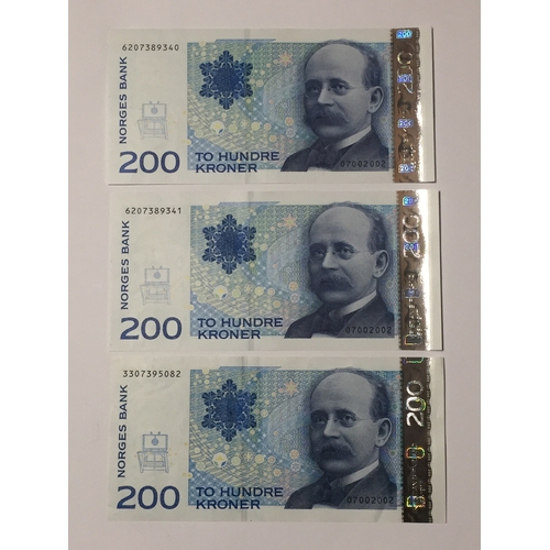 152 - 3 X Norway Norges Bank 200 Kroner Notes 2002 In Uncirculated Condition, Please Note 2 Notes In Seque... 