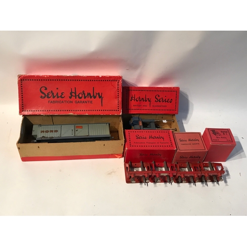 152 - Serie Hornby Model Railway Accessories To Include 5 Train Buffers and A Carriage