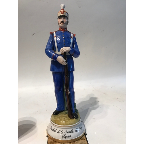 180 - Hand Painted Suaeda Made In Spain Porcelain Figure ' Soldado De La Guardia Del Rey España' Stands 29... 