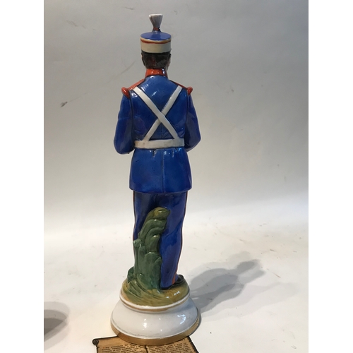 180 - Hand Painted Suaeda Made In Spain Porcelain Figure ' Soldado De La Guardia Del Rey España' Stands 29... 