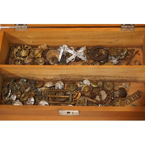 288 - Box Of Various Military Cap Badges Buttons Etc Along With A Photo Of The Indees Field Gun Reg, Side ... 