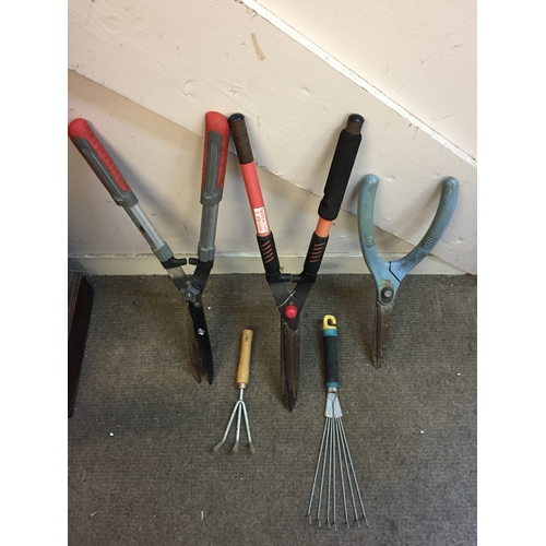 324 - Garden tools to include 3 hedge cutters Etc