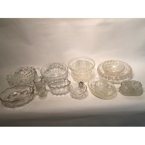 357 - Various glassware to include jelly moulds , bowls etc