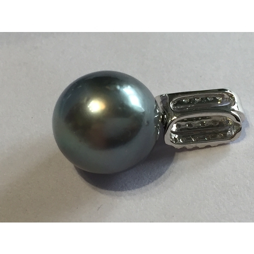 278 - 14 ct White Gold Pearl And Diamond Pendant , With One Cultured Tahitian Pearl With 26 Round Brillian... 